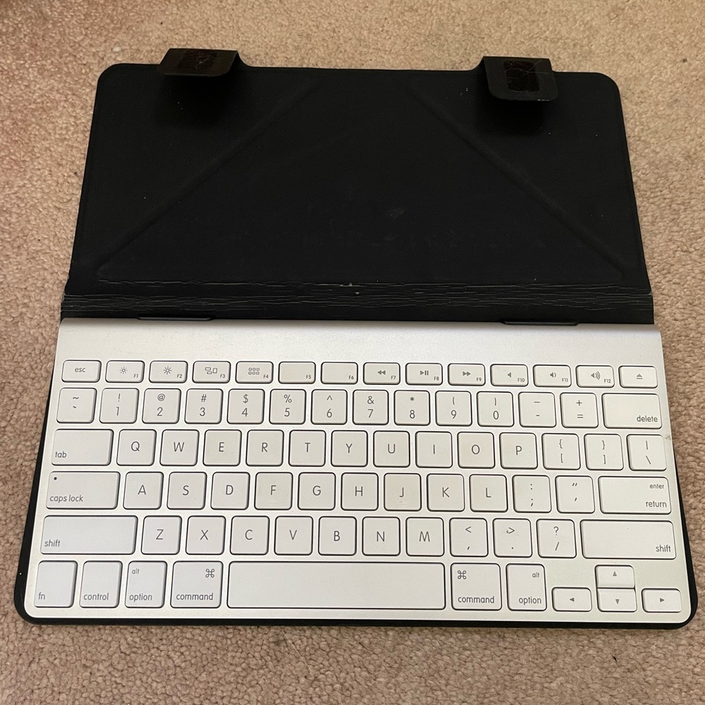 Apple Keyboard with Incase Keyboard Case - Picture 4 of 6
